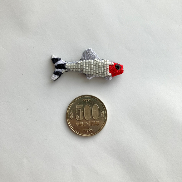 熱帯魚　"ラミーノーズテトラ"刺繍ビーズブローチ　魚モチーフ　軽いブローチ 2枚目の画像