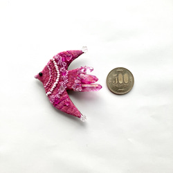 草木染め糸を使った"pink pink bird"刺繍鳥ブローチ　クリスタル氷柱　天然石ビーズ 3枚目の画像