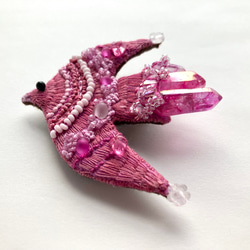 草木染め糸を使った"pink pink bird"刺繍鳥ブローチ　クリスタル氷柱　天然石ビーズ 6枚目の画像