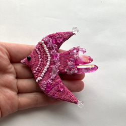 草木染め糸を使った"pink pink bird"刺繍鳥ブローチ　クリスタル氷柱　天然石ビーズ 9枚目の画像