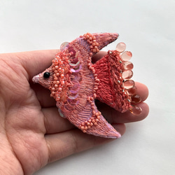 　"coral pink bird"刺繍鳥ブローチ 2枚目の画像