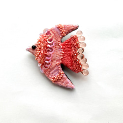 　"coral pink bird"刺繍鳥ブローチ 1枚目の画像