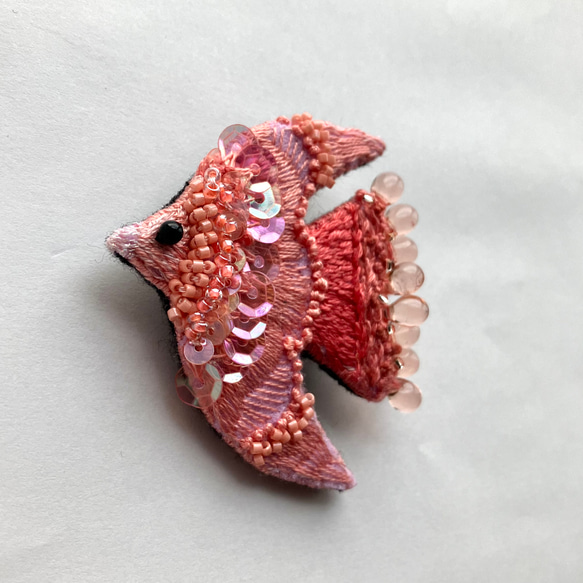 　"coral pink bird"刺繍鳥ブローチ 5枚目の画像