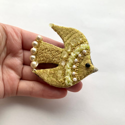 草木染め糸を使った"yellow bird"刺繍鳥ブローチ　淡水パール 2枚目の画像