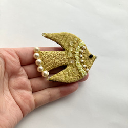 草木染め糸を使った"yellow bird"刺繍鳥ブローチ　淡水パール 11枚目の画像