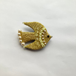 草木染め糸を使った"yellow bird"刺繍鳥ブローチ　淡水パール 10枚目の画像