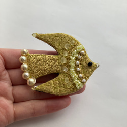 草木染め糸を使った"yellow bird"刺繍鳥ブローチ　淡水パール 14枚目の画像