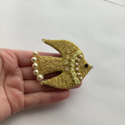 草木染め糸を使った"yellow bird"刺繍鳥ブローチ　淡水パール 13枚目の画像