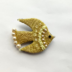 草木染め糸を使った"yellow bird"刺繍鳥ブローチ　淡水パール 1枚目の画像