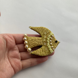 草木染め糸を使った"yellow bird"刺繍鳥ブローチ　淡水パール 12枚目の画像