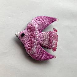 絹糸を使った "春をつむぐ鳥sakura iro bird" 春ピンク刺繍鳥ブローチ 12枚目の画像