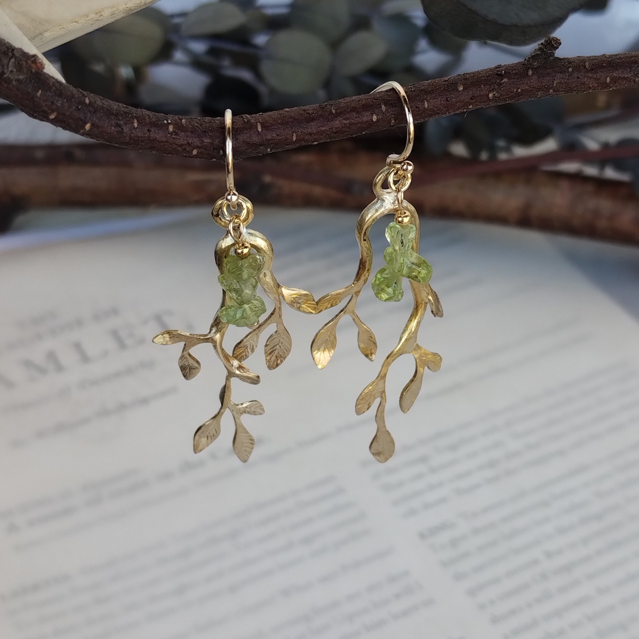 風になびく枝葉ピアス　真鍮　ペリドット 4,720円