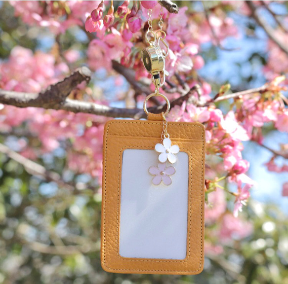桜の舞　本革パスケース　　伸びるリール付き　ストラップ　ピンク　イエロー　ベージュ 8枚目の画像