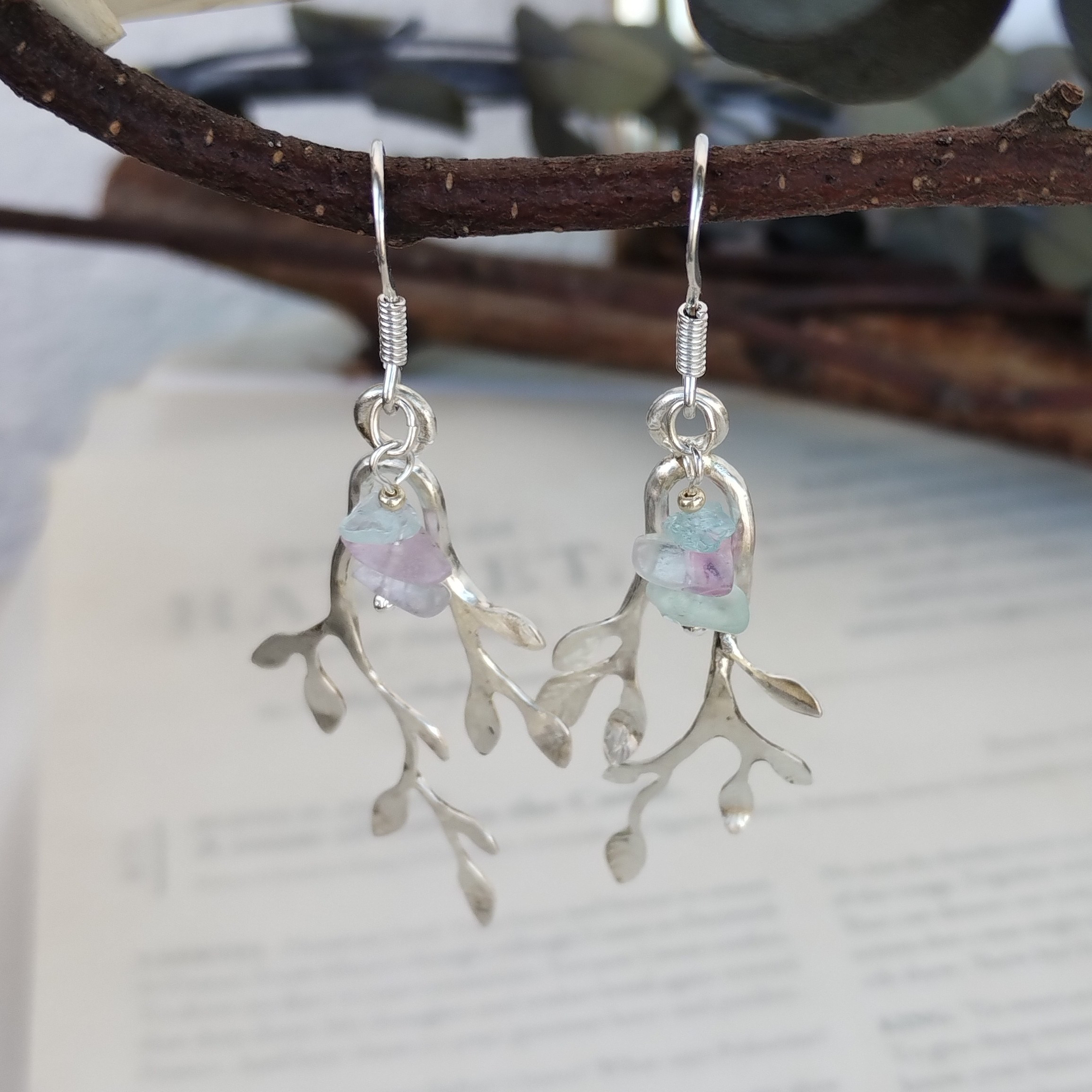 風になびく枝葉ピアス　シルバー950　フローライト