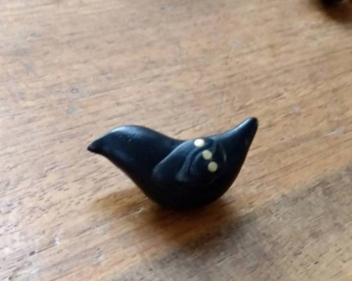 黒いろの小鳥ブローチ ブローチ hikoro 通販 15541961｜Creema(クリーマ)