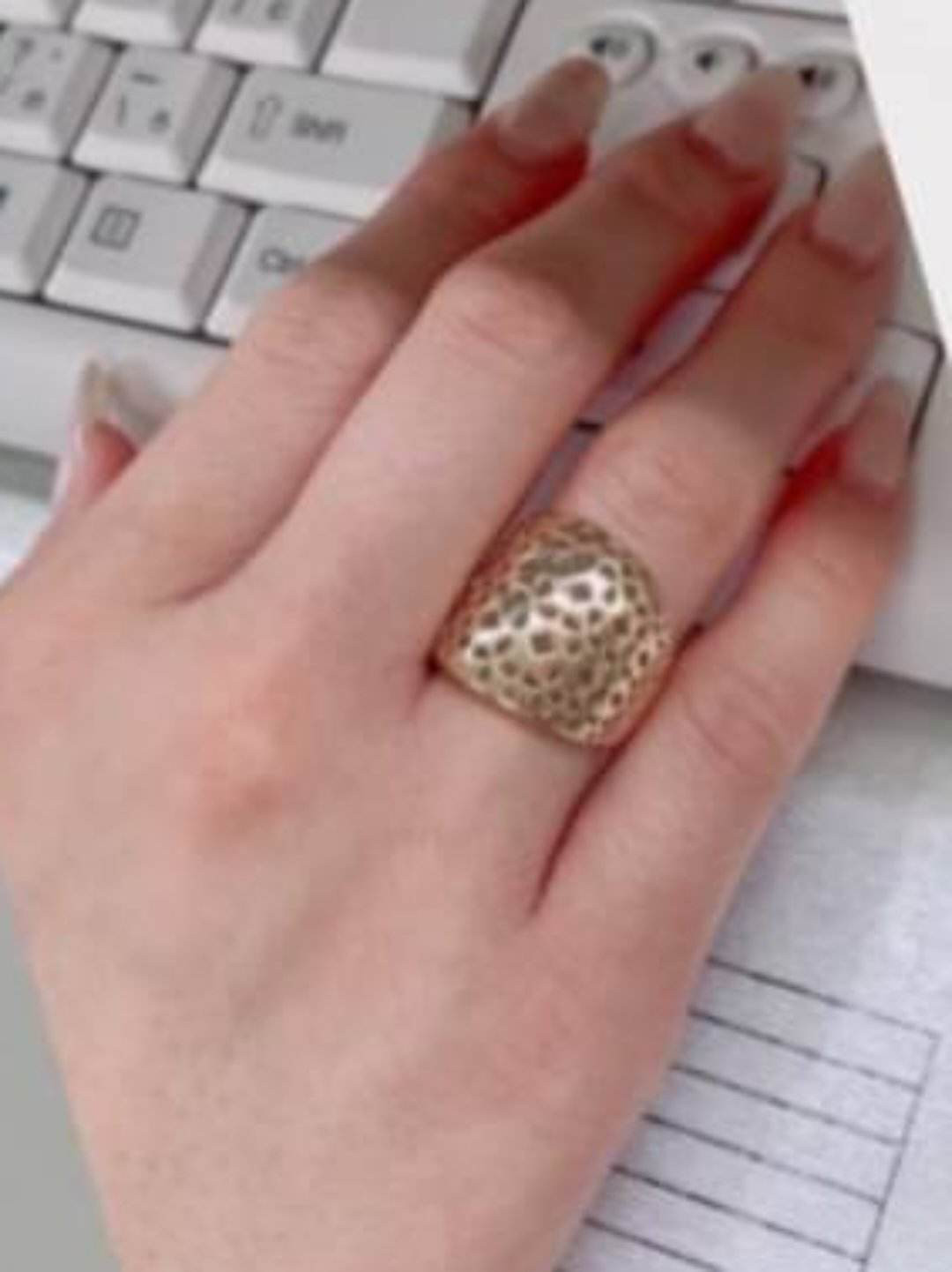 18K ゴールドのアーティスティックなデザインのリングです。 32,427円