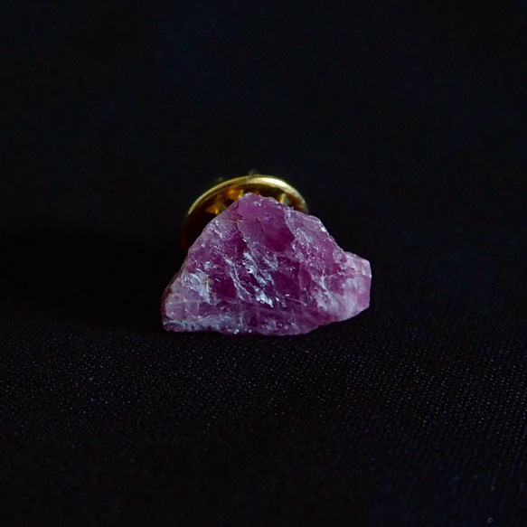 リベリア産ルビー原石の鉱物標本ピンブローチ ブローチ mellow gems 