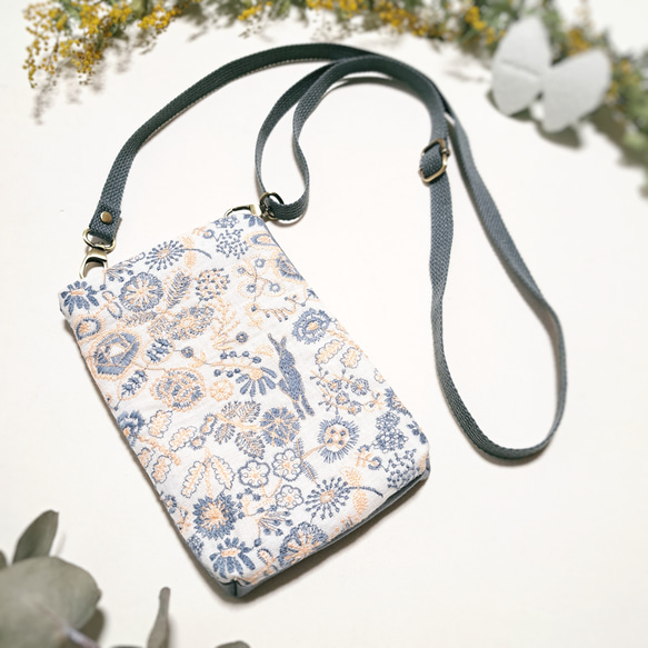 ミナペルホネン celebrate*white スマホショルダー サコッシュ