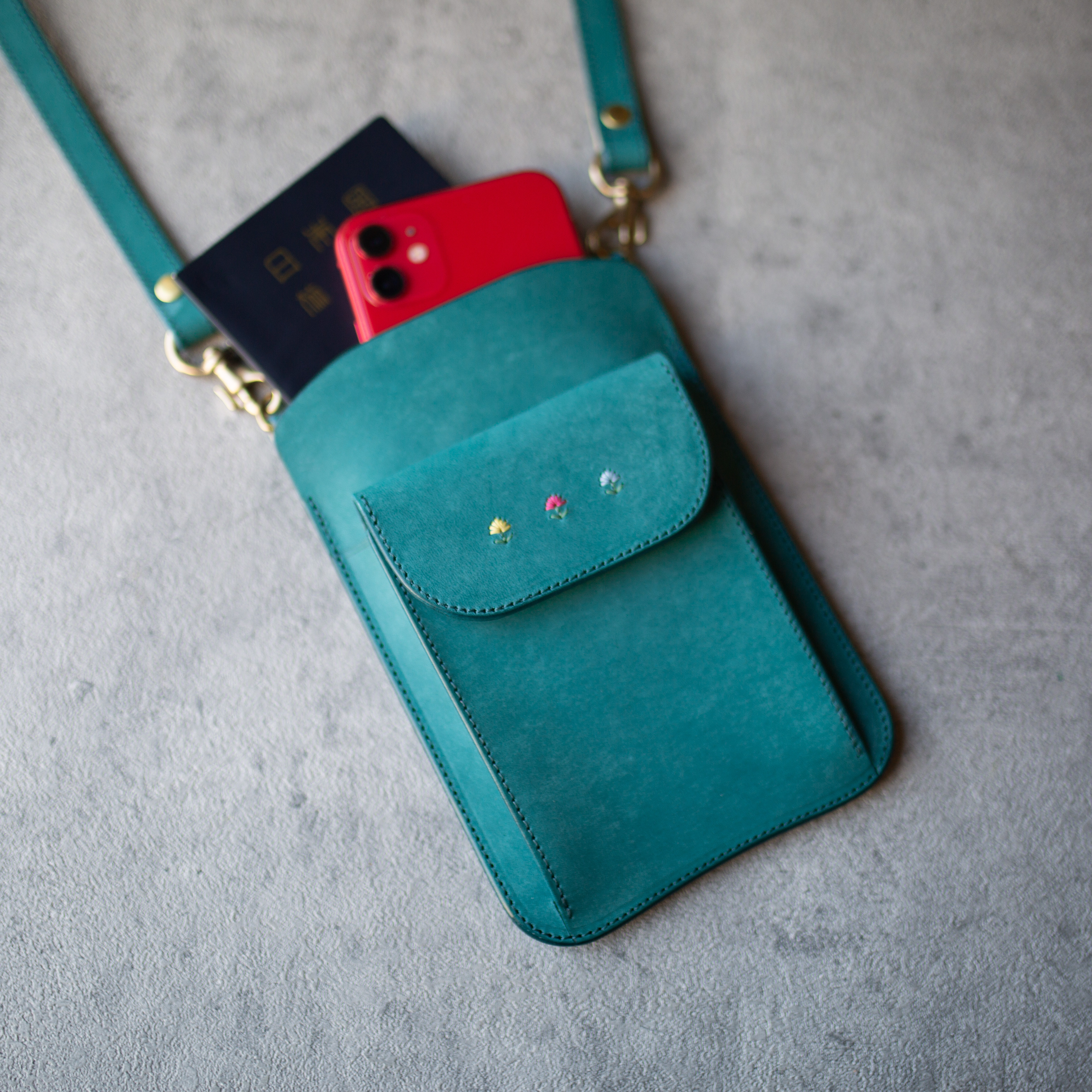 薄型スマートフォン ポシェット 手縫い刺繍 マリンブルー