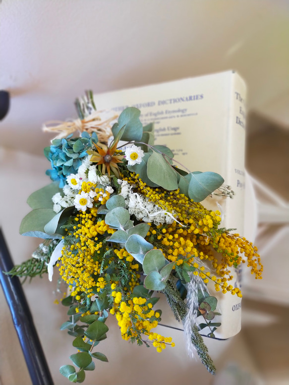 春色ミモザとユーカリと紫陽花のドライフラワースワッグ（受注製作） 2枚目の画像