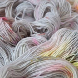 手染め糸　ファインウール　ソックヤーン　　gray　colorful　 nijiyarn 10枚目の画像