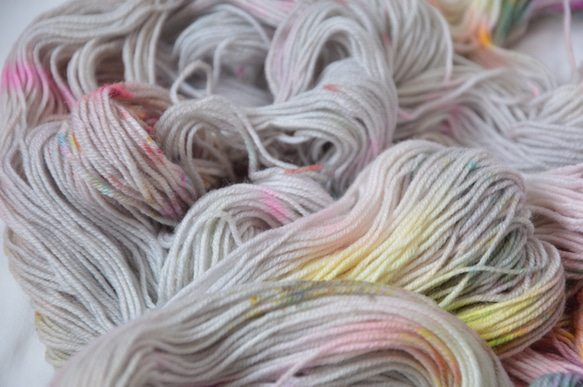 手染め糸　ファインウール　ソックヤーン　　gray　colorful　 nijiyarn 10枚目の画像