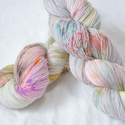 手染め糸　ファインウール　ソックヤーン　　gray　colorful　 nijiyarn 1枚目の画像