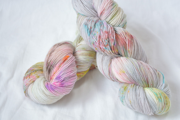 手染め糸　ファインウール　ソックヤーン　　gray　colorful　 nijiyarn 1枚目の画像