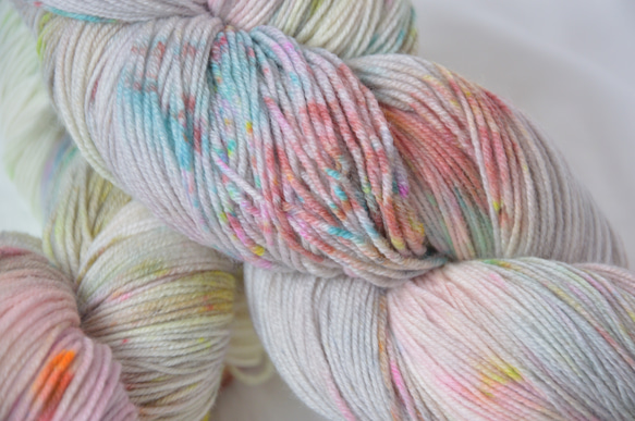 手染め糸　ファインウール　ソックヤーン　　gray　colorful　 nijiyarn 4枚目の画像