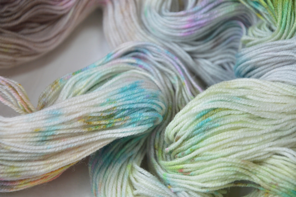 手染め糸　ファインウール　ソックヤーン　　gray　colorful　 nijiyarn 8枚目の画像