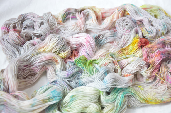 手染め糸　ファインウール　ソックヤーン　　gray　colorful　 nijiyarn 7枚目の画像