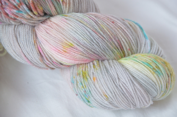 手染め糸　ファインウール　ソックヤーン　　gray　colorful　 nijiyarn 2枚目の画像