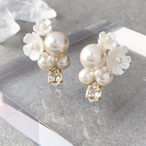 パールホワイトのお花ピアス【B】/イヤリング＜結婚式 七五三 卒業式 