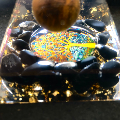 大ピラミッドオルゴナイト 天然水晶*金箔 宇宙power集中60*60*60