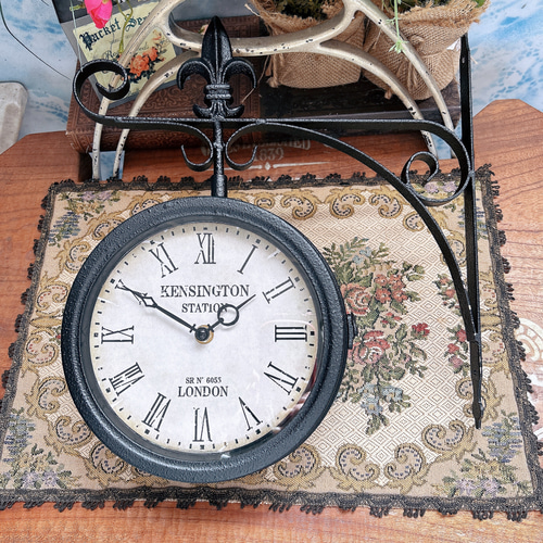 アンティークな部屋/ 両面式 壁掛け時計（回転型） ウォールクロック