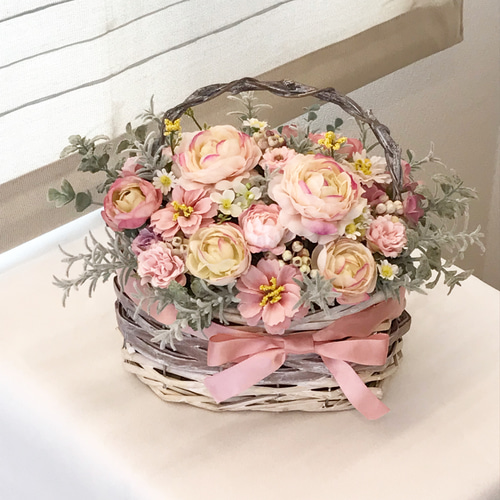 ラナンキュラスなどピンク色のお花を沢山使用した可愛いカゴ