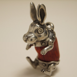 ウサギ　パドウク（木材）ピューター（金属）ペンダント、バッグチャーム 2枚目の画像