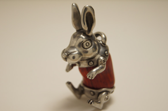ウサギ　パドウク（木材）ピューター（金属）ペンダント、バッグチャーム 2枚目の画像