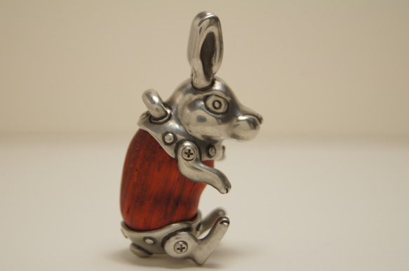 ウサギ　パドウク（木材）ピューター（金属）ペンダント、バッグチャーム 6枚目の画像