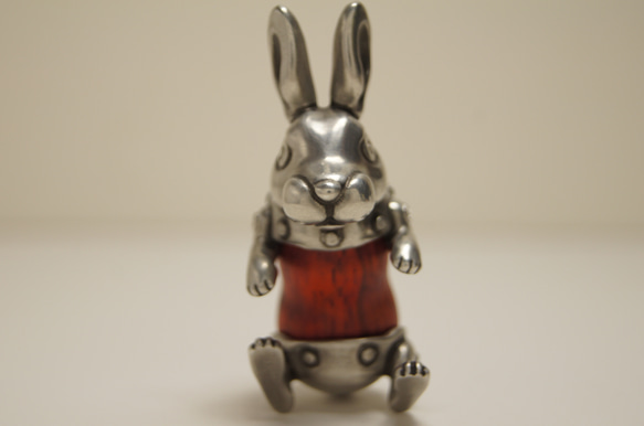 ウサギ　パドウク（木材）ピューター（金属）ペンダント、バッグチャーム 7枚目の画像