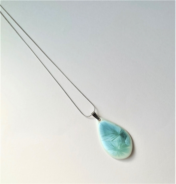 胸元に結晶の華が咲く。美しい京焼のアクセサリー”京かざり”　　花結晶・緑　ペンダント　磁器 9枚目の画像