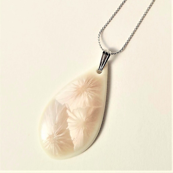 胸元に結晶の華が咲く。美しい京焼のアクセサリー”京かざり”　　花結晶・緑　ペンダント　磁器 13枚目の画像