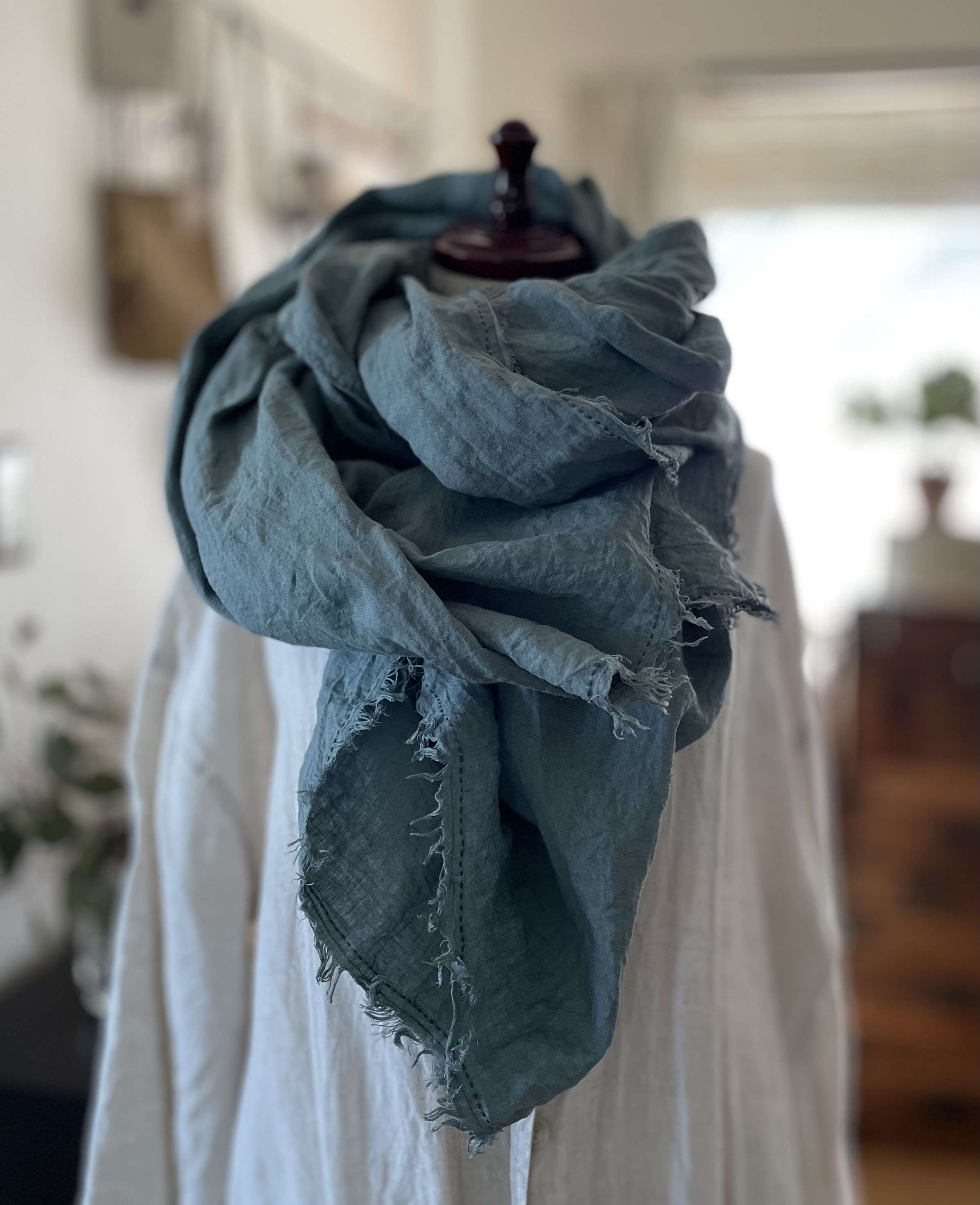 春•夏 •秋 ベルギーリネンのストール　刺し子の縁取り　ボリュームロング　オリーブグレー