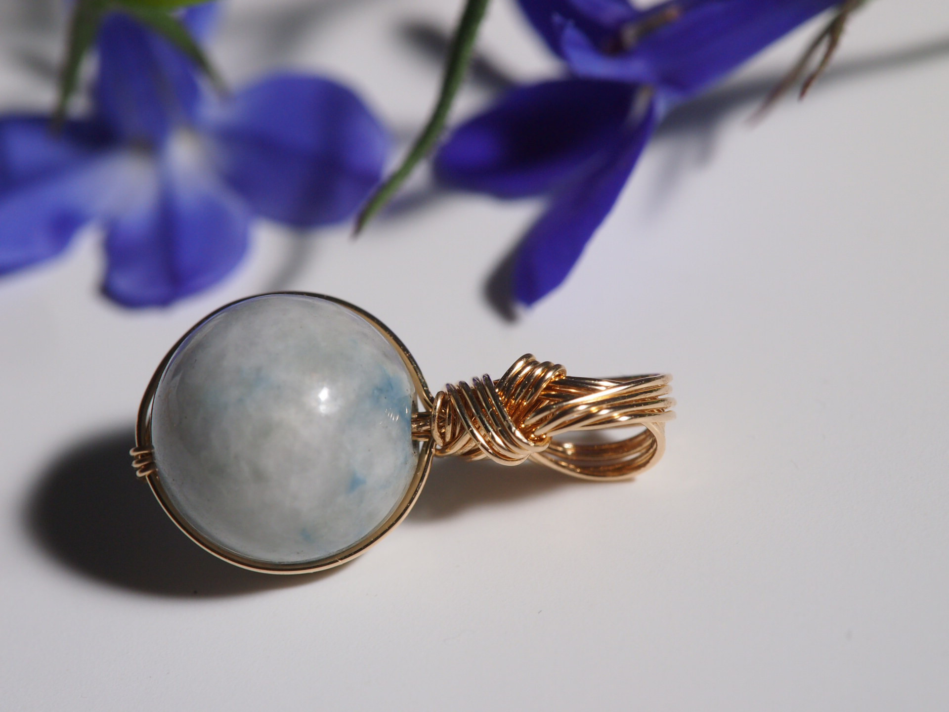 糸魚川産の青さし翡翠の丸玉の女神巻き®ペンダントトップ