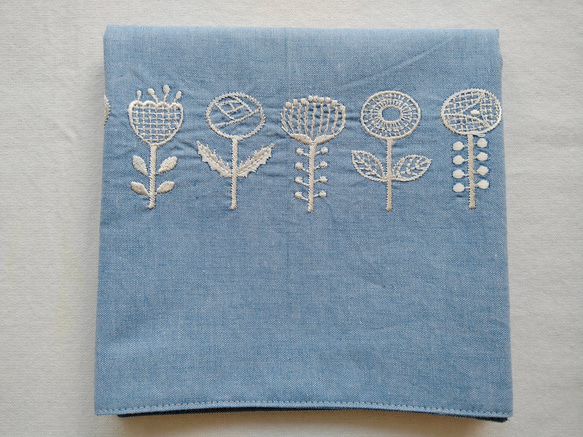 familiar 女の子　アンサンブル125㌢　花柄手縫刺繍　濃紺清楚　超美品 familiar 女の子 アンサンブル125㌢ 花柄手縫刺繍 濃紺清楚 超美