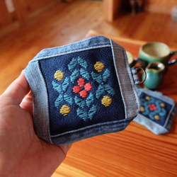 こぎん刺しコースター☺︎レトロフラワー【キャンプ☺︎刺繍】デニムリメイク 11枚目の画像