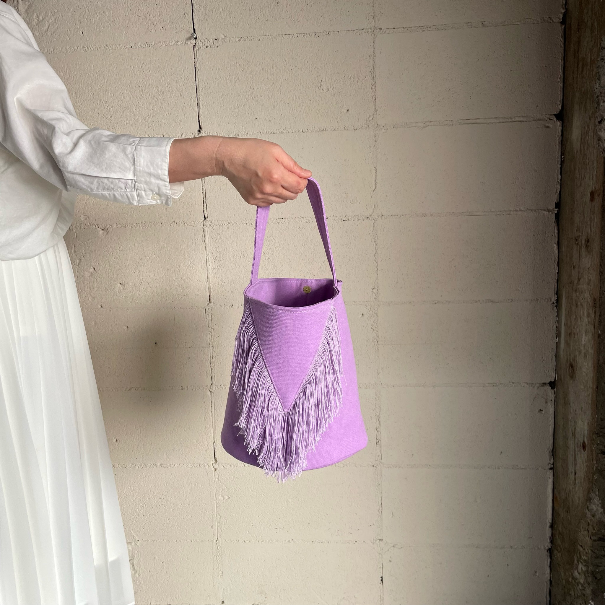 アイスラベンダーのVeeフリンジバッグ