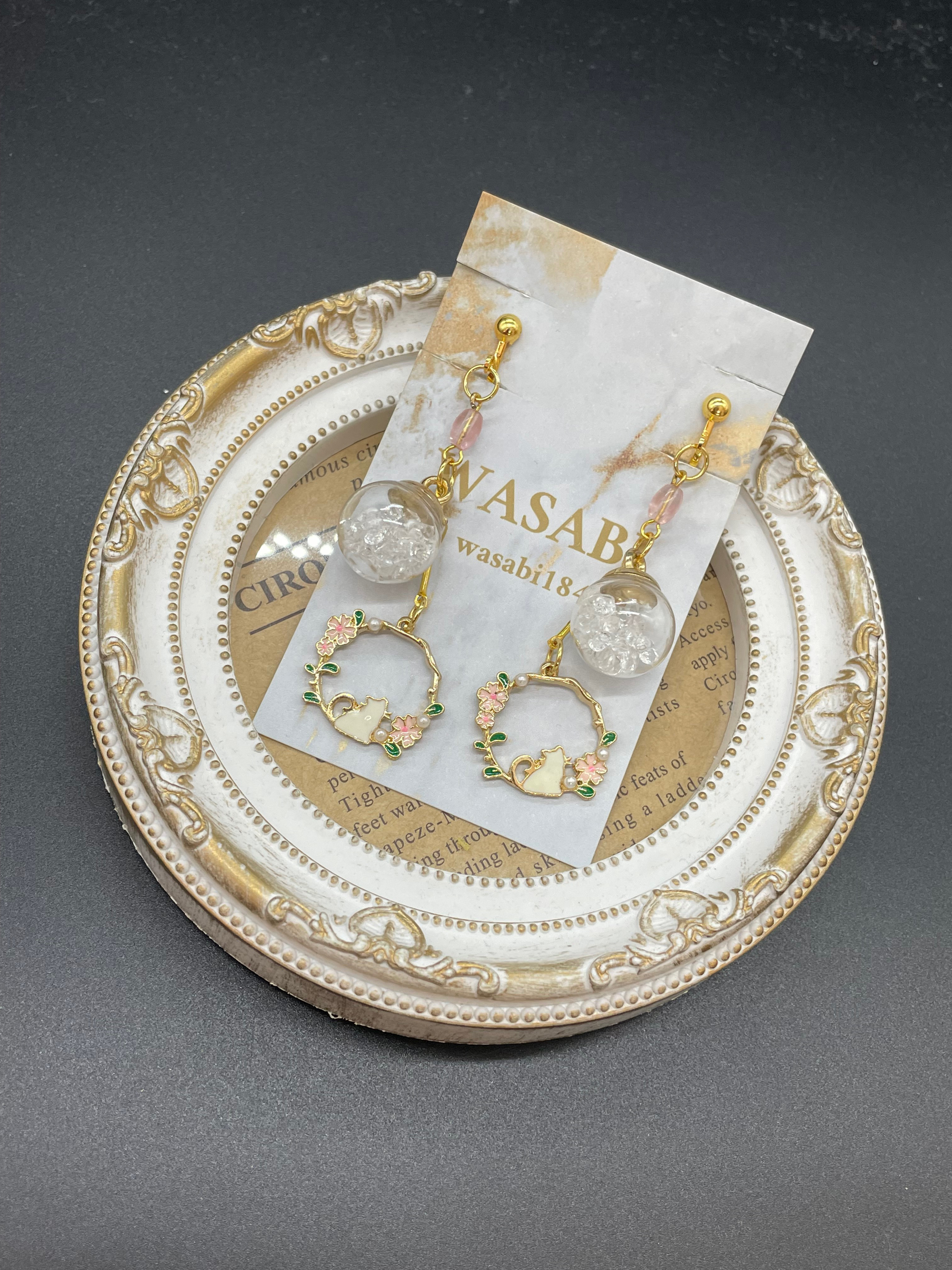 シャボン玉ビーズと桜とネコのモチーフのイヤリング