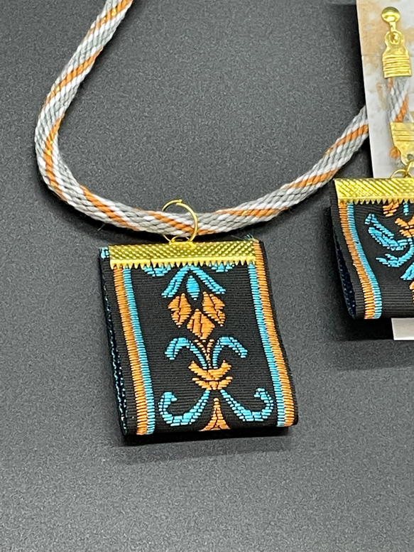 アンティークリボンと刺繍糸紐のネックレスとイヤリングのセット 2枚目の画像
