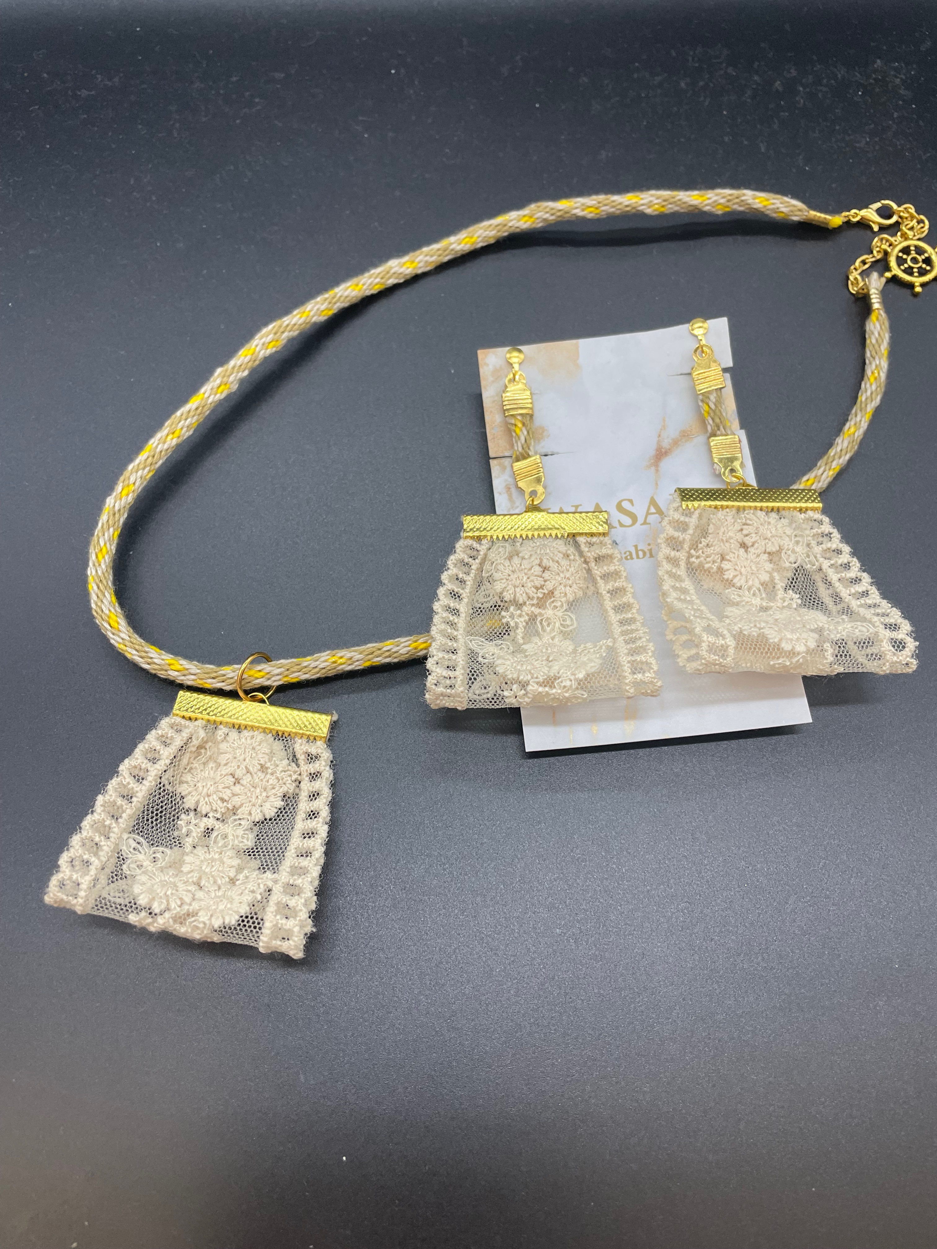 アンティークリボンの刺繍糸紐ネックレスとイヤリングのセット【ホワイト】